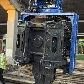 হাই-স্পিড সাইড গ্রিপ পাইল ড্রাইভার: 10 M/min পাইল লিফটিং এবং বড় 150L ফুয়েল ট্যাঙ্ক