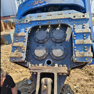 চারটি এক্সেনট্রিক পিল ড্রাইভার ₹ 1064kN উচ্চ প্রভাব শক্তি প্রতি ধাক্কা + উচ্চ-প্রবাহের ফিউজিং ভালভ ইউনিট 700L / মিনিট ভারী নির্মাণের জন্য